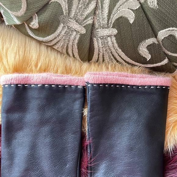 Leather gloves in black with delicate pink trimming and stitches - Picture 3 of 7